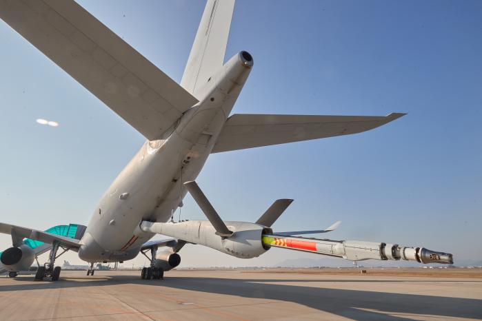Advanced Refueling Boom System 급유기가 피급유기에게 연료를 이송하는 장비.