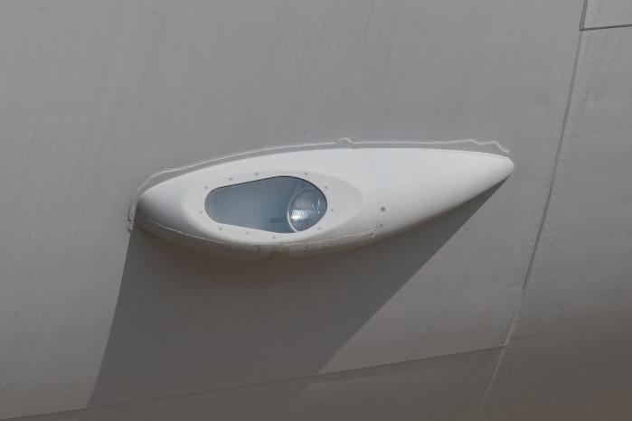 Inner Wing Illuminaton Light 야간 또는 필요 시 날개 안쪽으로 비춰주는 조명.