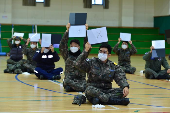 공군8전투비행단이 지난 8일 개최한 보안·군방첩 경연대회에서 장병들이 문제를 풀고 있다.  사진 제공=이동식 상사