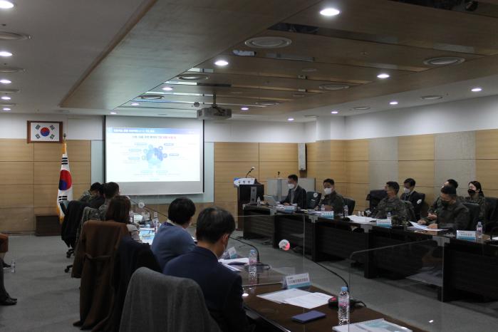 한현수 기획조정실장 주관으로 열린 국방 분야 인공지능 융합(AI+X) 사업 성과분석 소요발굴 세미나에서 참석자들이 다양한 의견을 교환하고 있다.  국방부 제공