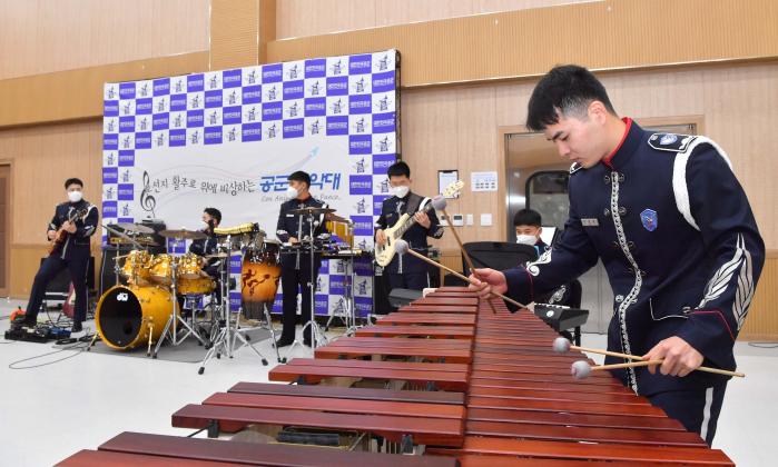 지난 9일 공군사관학교 군악대 대연주실에서 ‘공연 콘텐츠 개발 경연대회’가 열린 가운데 군악대 장병들이 합을 맞춰 열정적으로 연주하고 있다.  부대 제공