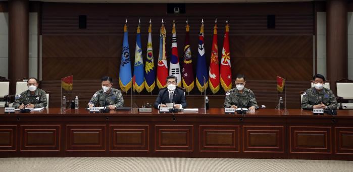 서욱(가운데) 국방부 장관이 10일 국방부에서 열린 ‘2021년 연말 전군 주요지휘관회의’ 모두발언에서 “최상의 국방태세를 갖춰줄 것”을 당부하고 있다. 왼쪽부터 부석종 해군참모총장, 원인철 합참의장, 서 장관, 남영신 육군참모총장, 박인호 공군참모총장.  양동욱 기자 