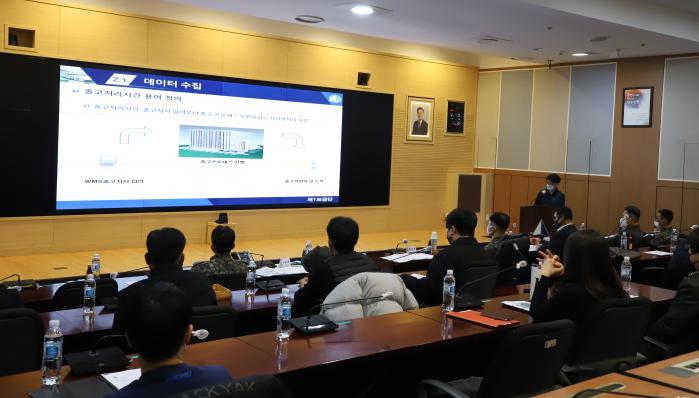 육군군수사령부가 개최한 2021년 빅데이터 분석 경진대회에서 최우수상을 받은 종합보급창 이승원 군무주무관이 ‘자동화창고 빅데이터 분석을 통한 출고 처리 시간 단축’을 주제로 발표하고 있다.  부대 제공