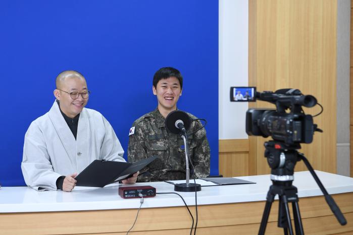 공군15특수임무비행단 허영오(오른쪽) 상병이 윤국진(소령) 군종실장과 기지방송 이벤트를 위한 녹음을 하고 있다.  사진 제공=김샛별 중사