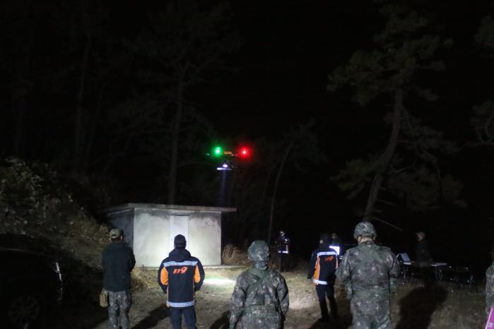 육군31보병사단 사자여단 장병과 광주광역시 소방안전본부 드론 팀, 민간 드론업체 관계자들이 합동훈련 중 조명 드론을 운용하며 활용성을 검증하고 있다.  부대 제공