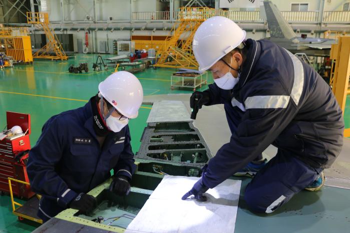 공군군수사령부가 14일 ‘Air-FORCE 혁신활동 발표대회’를 개최한 가운데 82항공정비창 부대원들이 작업 현장에서 개선해야 할 문제점을 분석하고 있다.  부대 제공