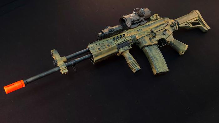 올해 토이스타가 발매한 K2C1 모형 총기를 사막 위장색으로 도색한 후 광학장비와 레이저 표적지시 등 액세서리를 장착해 현대전에 맞게 구성했다.  필자 제공

