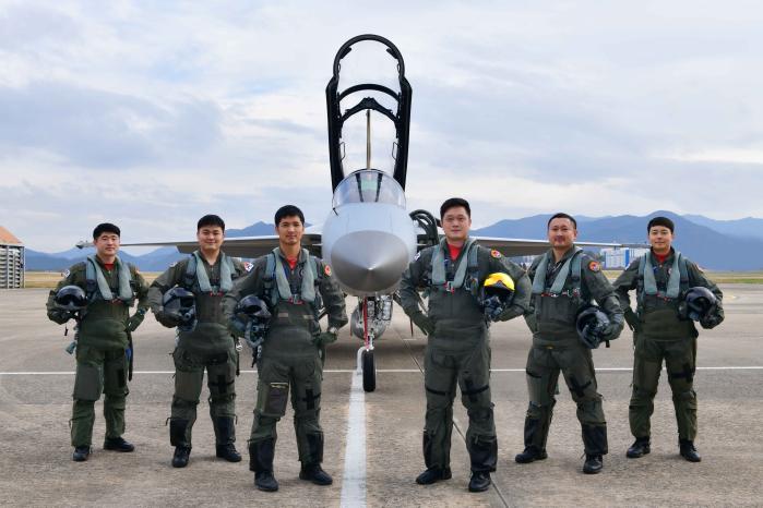 2021년 개발시험비행 교육과정을 수료한 시험비행 조종사·기술사들이 14일 공군52시험평가전대에서 전투기를 배경으로 임무 수행 의지를 다지고 있다.  공군 제공