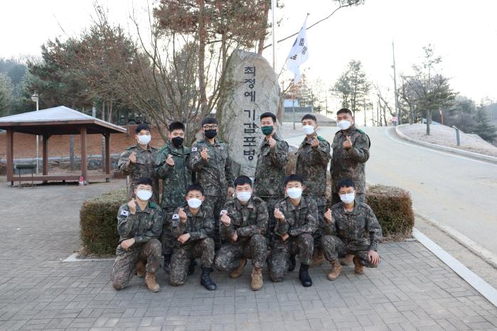 경연대회 상금 200만 원을 쾌척한 육군2기갑여단 설악대대 디자인 동아리 ‘KDA’ 장병들. 
 사진 제공=박한웅 중위