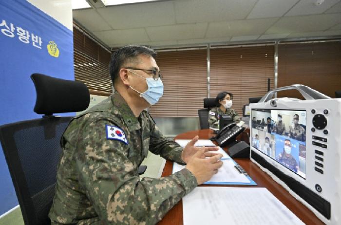 하범만(준장) 육군 의무실장이 16일 육군본부 보건의료상황실에서 해외파병 부대에 처음 설치된 이동원격진료체계의 육군본부-국군의무사령부-아크부대 연결상태와 의료장비 작동 여부를 확인하고 있다. 육군 제공