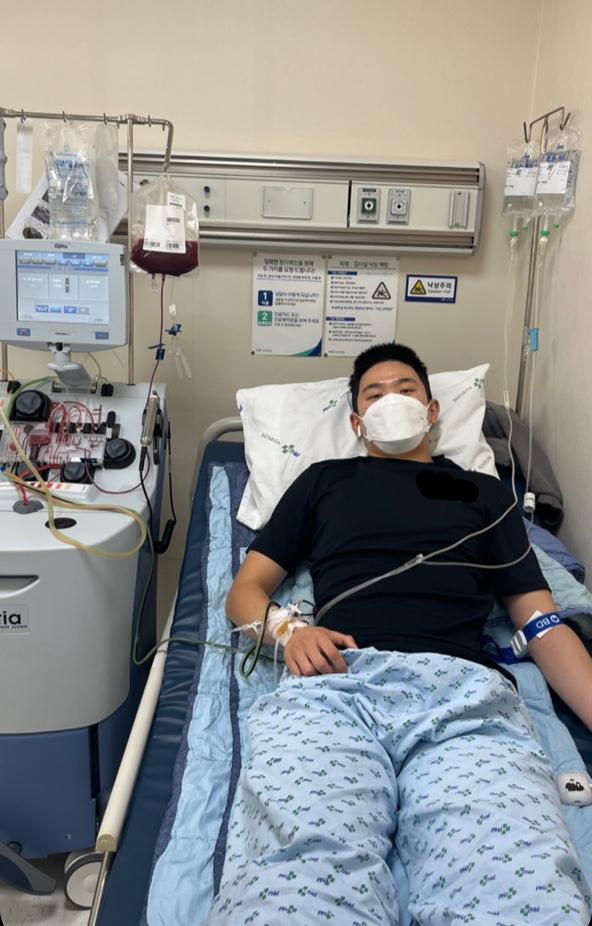육군53보병사단 군사경찰대 이재민 상병이 혈액암 환자에게 기증할 조혈모세포를 채취하고 있다.  부대 제공