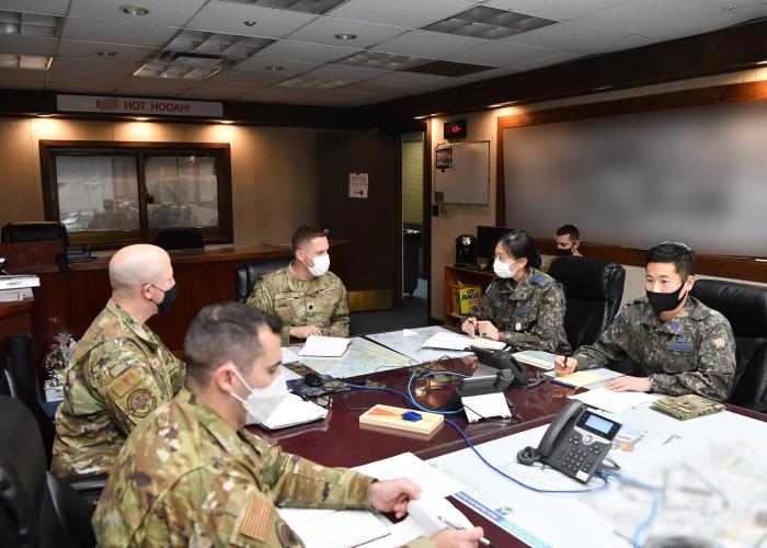 공군38전투비행전대 공병중대와 미 8전투비행단 공병대대 장병들이 연합 공병작전 발전 방안을 논의하고 있다.  사진 제공=이동영 하사