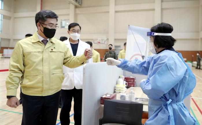 서욱 국방부 장관이 16일 공군15특수임무비행단에 마련된 코로나19 예방접종센터를 찾아 3차 접종 현황을 점검한 뒤 관계자를 격려하고 있다.  이경원 기자