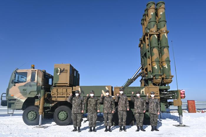 공군방공유도탄사령부 주관 최우수 방공포병 작전조 선발에서 천궁 부문 최우수에 선정된 8979부대 작전중대 장병들이 천궁발사대를 배경으로 파이팅을 외치고 있다.  부대 제공