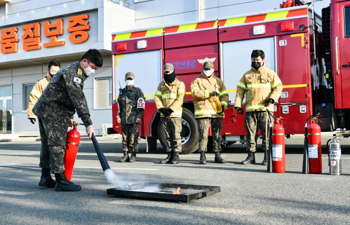 공군11전투비행단이 오는 21일까지 찾아가는 화재예방 교육을 진행 중인 가운데 지난 17일 교육에 참가한 장병들이 소화기 사용법을 실습하고 있다.  사진 제공=조신혜 중사