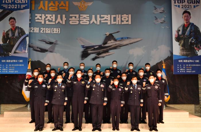 21일 서울 영등포구 공군호텔에서 열린 ‘2021년 공군작전사령부 공중사격대회 시상식’에서 박인호(맨 앞줄 왼쪽에서 넷째) 공군참모총장과 올해의 탑건(Top Gun)으로 선정된 8전투비행단 최준상(맨 앞줄 왼쪽에서 셋째) 대위 등 주요 수상자들이 기념촬영을 하고 있다.  공군 제공
