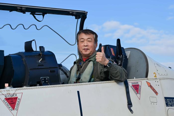 공군3훈련비행단 손영철 비행교수가 마지막 비행교육을 마친 뒤 포즈를 취하고 있다.  부대 제공