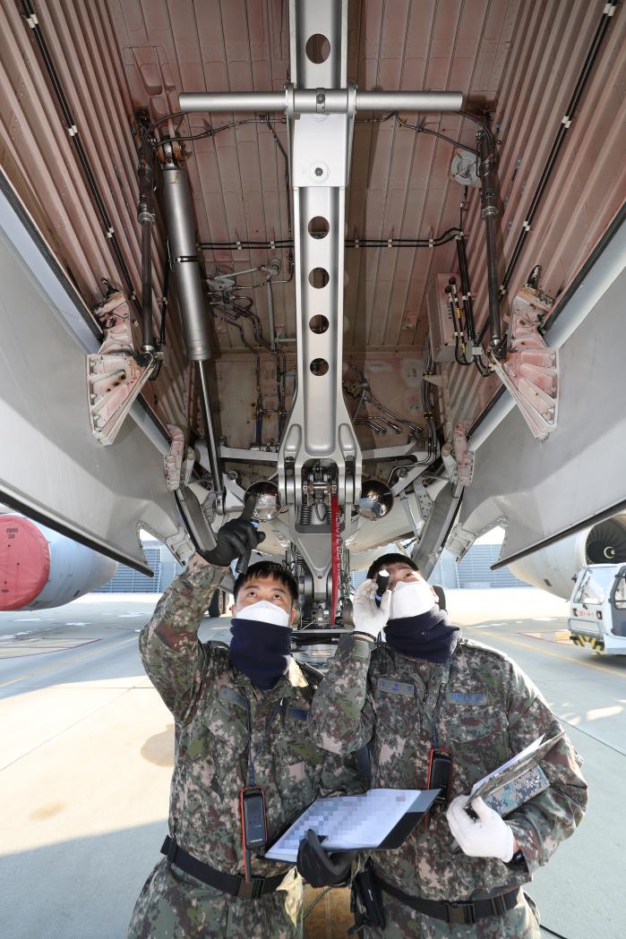 공군5공중기동비행단 기체정비사들이 21일 부대에 주기된 다목적공중급유수송기 시그너스(KC-330)에 대한 비행 전 점검을 하고 있다. ‘하늘의 주유소’로 불리는 KC-330 시그너스는 올해 우리 공군의 전투력과 작전임무 반경을 획기적으로 늘리는 것 외에도 6·25전쟁 국군 전사자와 홍범도 장군 유해 봉환, 호주 요소수 긴급 수송, 미라클 작전 등 다양한 작전과 임무에 투입돼 기대 이상의 임무 목표를 달성했다.  조종원 기자