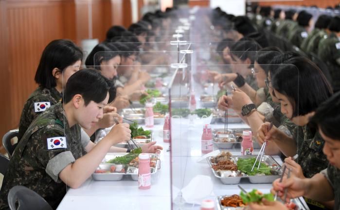 육군부사관학교 병영식당에서 여군 부사관 교육생들이 점심 식사를 하고 있다. 조용학 기자