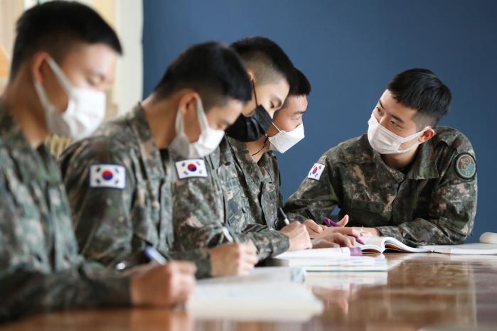 자기개발 시간을 알차게 활용 중인 육군20기갑여단 장병들의 모습. 조종원 기자