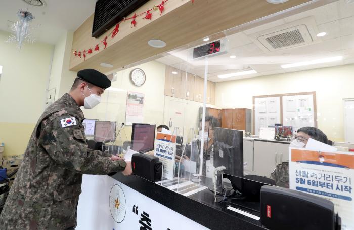 휴가에 나선 한 장병이 서울역 대합실 국군장병라운지에서 기차표를 발권하고 있다. 이경원 기자
