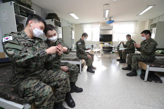 육군특수전사령부 예하 특수전학교 장병들이 일과 후 스마트폰으로 자기개발과 문화생활을 즐기고 있다. 조종원 기자
