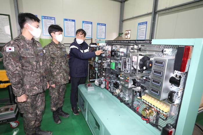 고재억 군무주무관이 부대 건설기계정비 실습장에서 장병들에게 정비 노하우를 전수하고 있다.