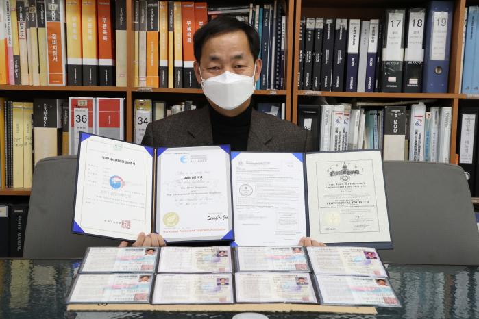 고재억 주무관은 10여 개의 국내 기사·산업기사 자격 외에 기계 분야 국내·국제·미국 기술사 자격을 보유하고 있다. 