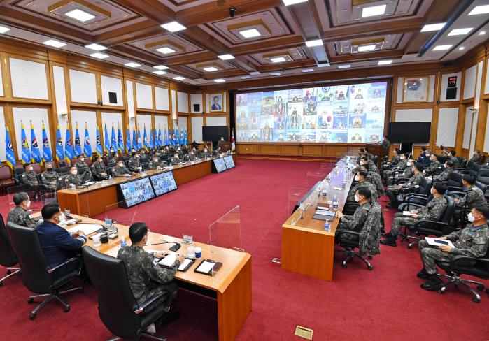 지난 24일 개최된 공군 지휘관회의에서 참석자들이 안건을 토의하고 있다.  공군 제공