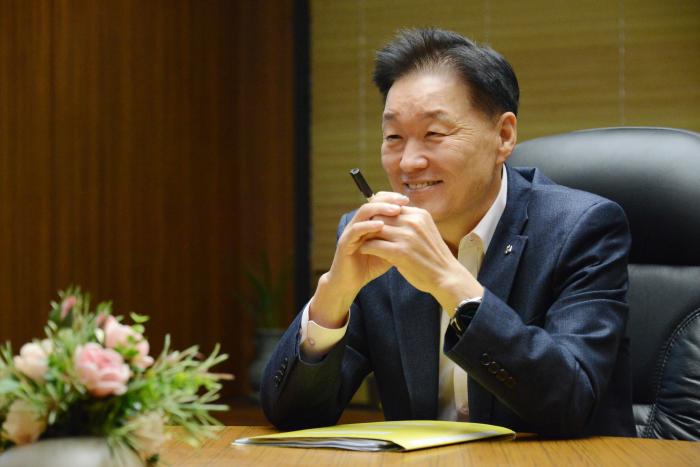 국방일보와 인터뷰하고 있는 이계문 서민금융진흥원장.