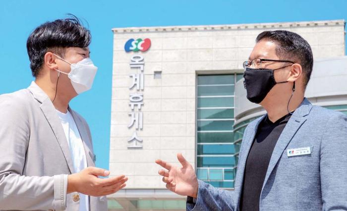 강원도 강릉시 옥계휴게소를 총괄 관리·운영하는 김성현(예비역 육군대위·오른쪽) 소장과 남경표(예비역 공군중사) 관리과장.