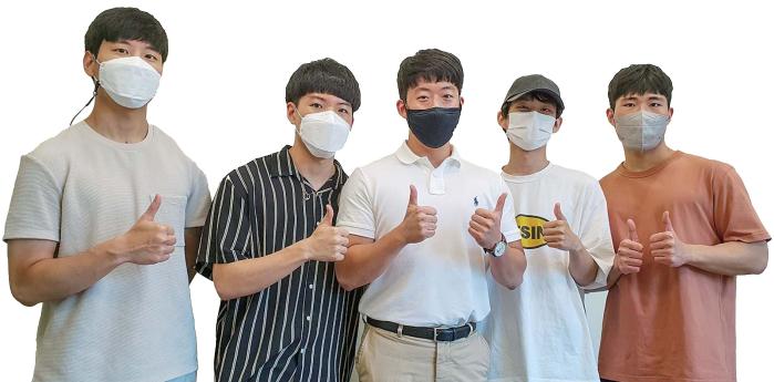 육군6보병사단 전역 후 피트내비를 창업한 임대현(가운데) 대표와 팀원들.