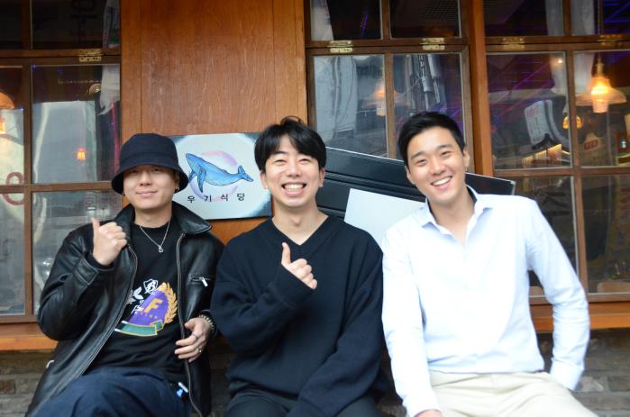 해군 조리병으로 복무한 뒤 서울 논현동 먹자골목에 우기식당을 창업한 조성래(왼쪽), 이상현(가운데), 이동욱 대표.