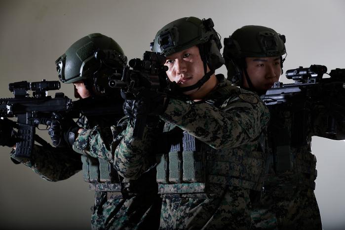 육군특수전사령부 흑표부대 특수임무대 장병들이 워리어플랫폼 장비를 착용한 모습. 국방일보 조종원 기자

