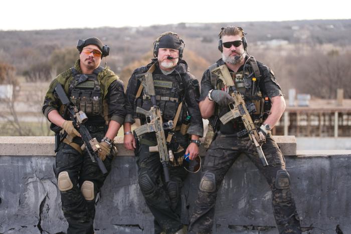 필자가 사막 위장으로 도색한 GBLS의 HK416 모형총기를 들고 포즈를 취한 모델들. 미국에서 촬영이 이뤄져 칼라파트가 없고, 서양인 모델을 기용해 실총을 들고 있는 듯한 실전적 분위기를 연출했다.  필자 제공