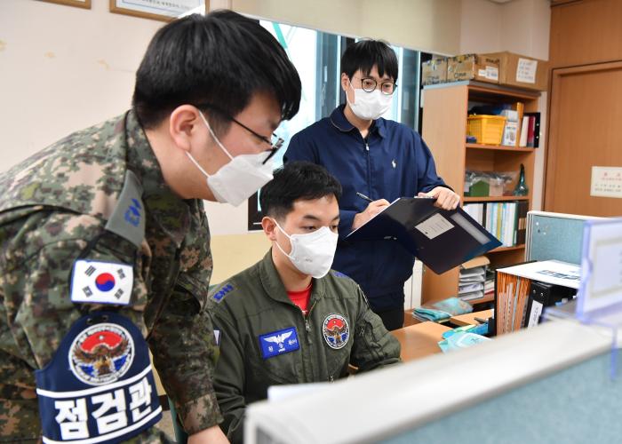 공군38전투비행전대 보안 점검관들이 보안규정 준수 상태를 확인하고 있다.   사진 제공=유영임 상사