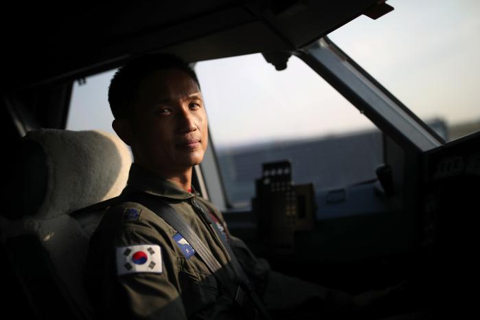 올해로 비행대장 임무를 마치고 새로운 임무를 위해 스스로 역량을 키워나가겠다고 밝힌 조주영 중령(진)이 KC-330 시그너스 조종석에 앉았다.