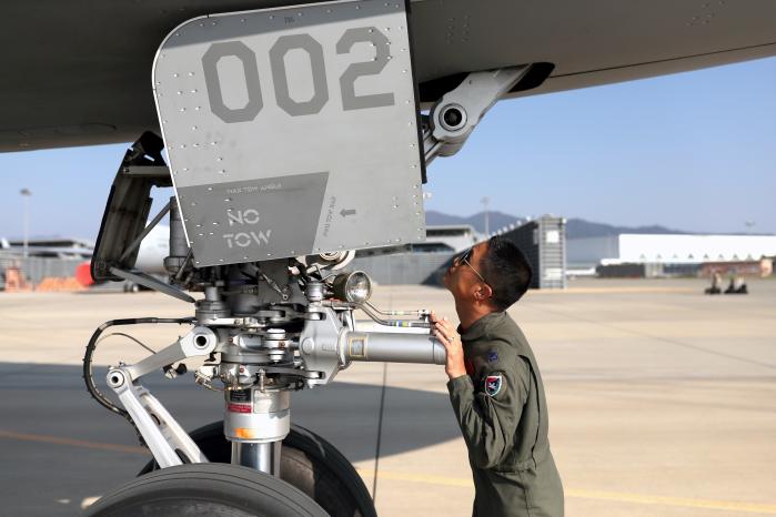 임무를 앞두고 조종석에 오르기 전 기체점검은 안전을 위해 꼭 필요한 과정이다. 사진은 조주영 중령(진)이 기체점검을 하고 있는 모습.