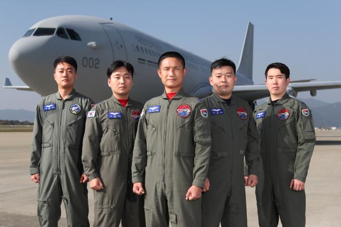 작전에 투입되는 시그너스에는 조종사 외에도 급유통제사, 기상적재사, 정비요원 등 다양한 임무를 담당하는 대원들이 필요하다.