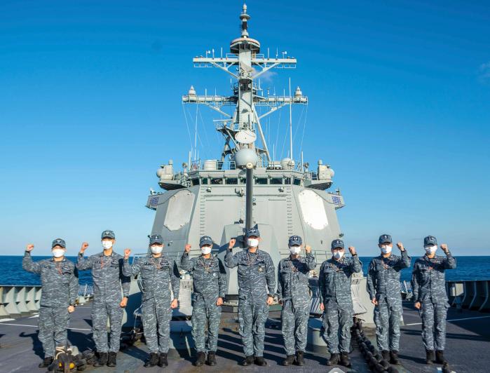 해군작전사령부 주관 전투준비 우수부대 최우수함에 2년 연속 선정된 서애류성룡함 허찬(가운데) 함장을 비롯한 승조원들이 함정 함수 갑판에서 해양 주권 수호를 다짐하며 파이팅을 외치고 있다.  부대 제공