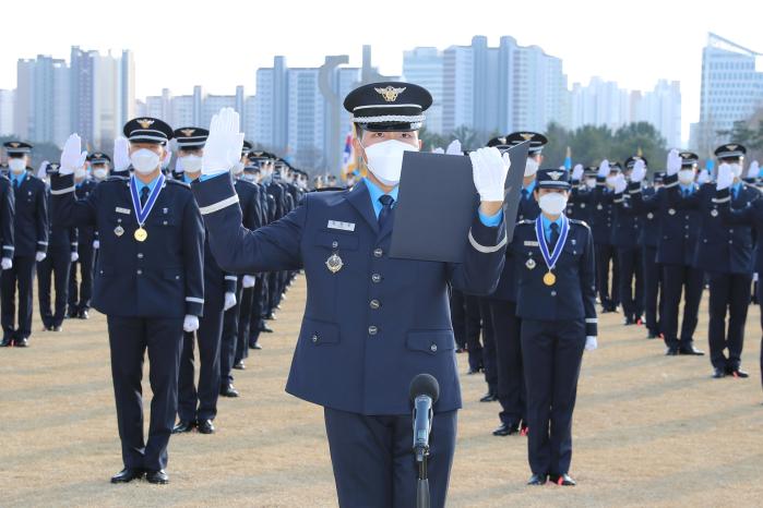29일 공군교육사령부 대연병장에서 열린 241기 부사관 후보생 임관식에서 신임 하사들이 선서하고 있다.  부대 제공 
