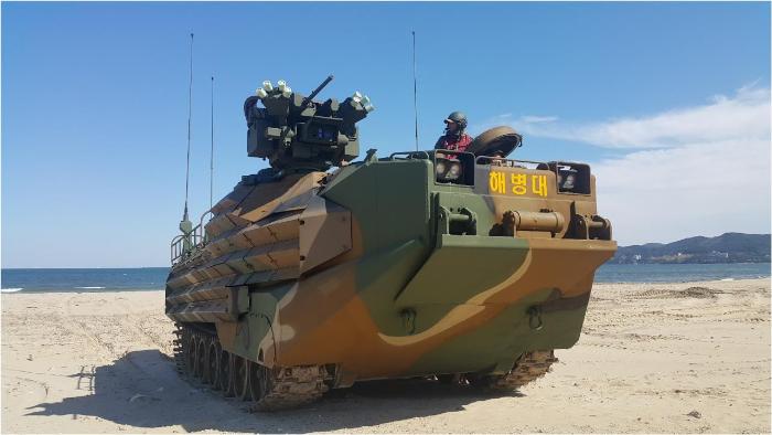 자동화 무기체계인 ‘복합화기 원격사격통제체계’를 장착한 해병대 상륙돌격장갑차.  방사청 제공