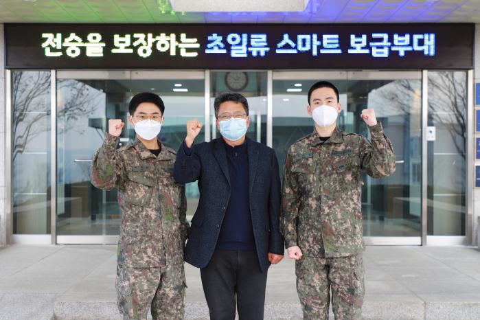 육군종합보급창 군사과학기술병으로 임무를 수행하고 있는 하원용(왼쪽) 상병과 김수정(오른쪽) 일병이 조준래 보급운영과장과 함께 스마트 보급부대 육성에 기여할 것을 다짐하며 기념 촬영을 하고 있다.  부대 제공