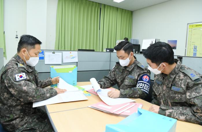 공군15특수임무비행단 점검관이 예하 부서에서 문서보안 유지 상태를 확인하고 있다.  사진 제공=정연길 원사