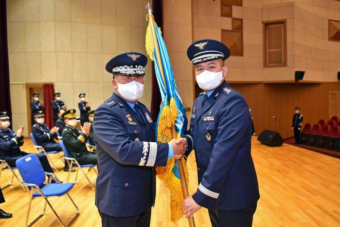 박인호(왼쪽) 공군참모총장이 30일 김영훈(대령·진) 초대 공군검찰단장에게 부대기를 수여하고 있다.  사진 제공=김동범 중사