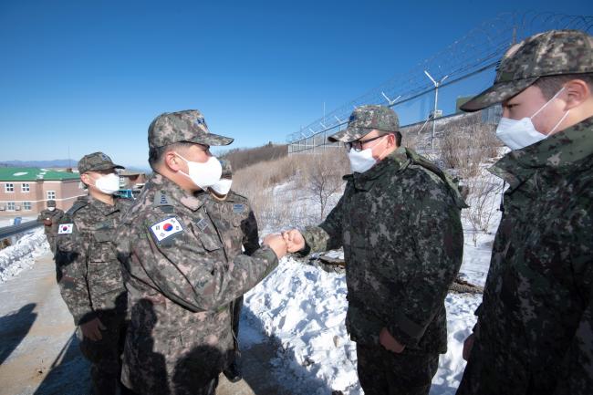 박인호(왼쪽) 공군참모총장이 1일 중동부지역 고지에 있는 공군 8311·8785부대에서 장병들을 격려하며 주먹인사를 나누고 있다. 공군 제공