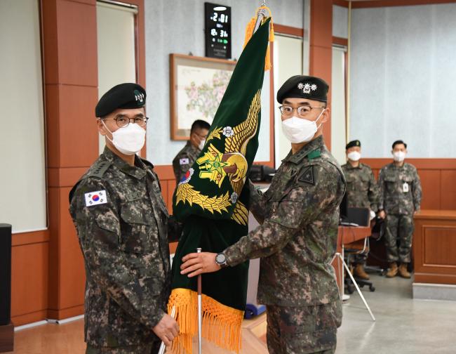 육군수사단 창설식에서 남영신(왼쪽) 육군참모총장이 김상용(대령) 초대 육군수사단장에게 부대기를 전달하고 있다. 육군 제공
