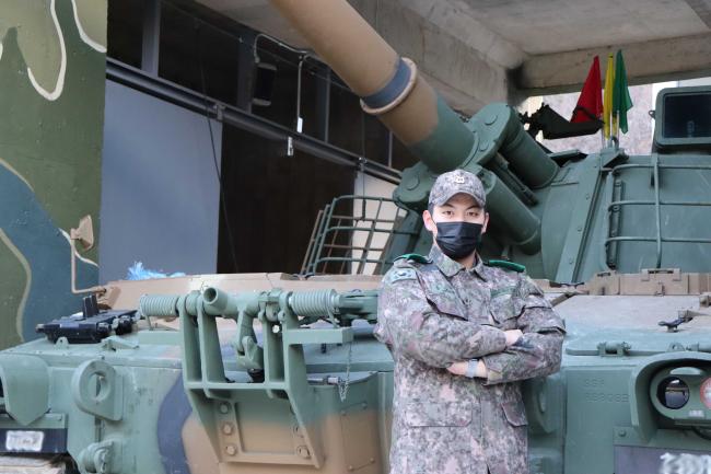 육군15보병사단 상무대대 K55A1 자주포 포반장 홍승빈 하사.  사진 제공=이우기 중위
