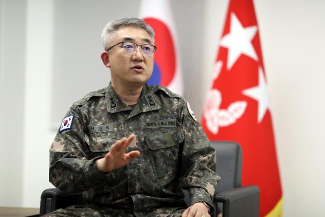 이대웅 백신수송지원본부장이 “지난해 축적한 성과와 노하우를 바탕으로 올해도 국민에게 신뢰받는 군으로서 역할을 다할 것”을 강조하고 있다.  조종원 기자
