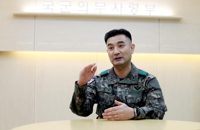 최병섭 국군의무사령관이 “범정부 의료지원 활동과 군내 감염병 유입 차단·확산 방지에 최선을 다하겠다”는 의지를 밝히고 있다.   이경원 기자